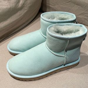 NWOT Ugg Women’s Classic Mini Boots